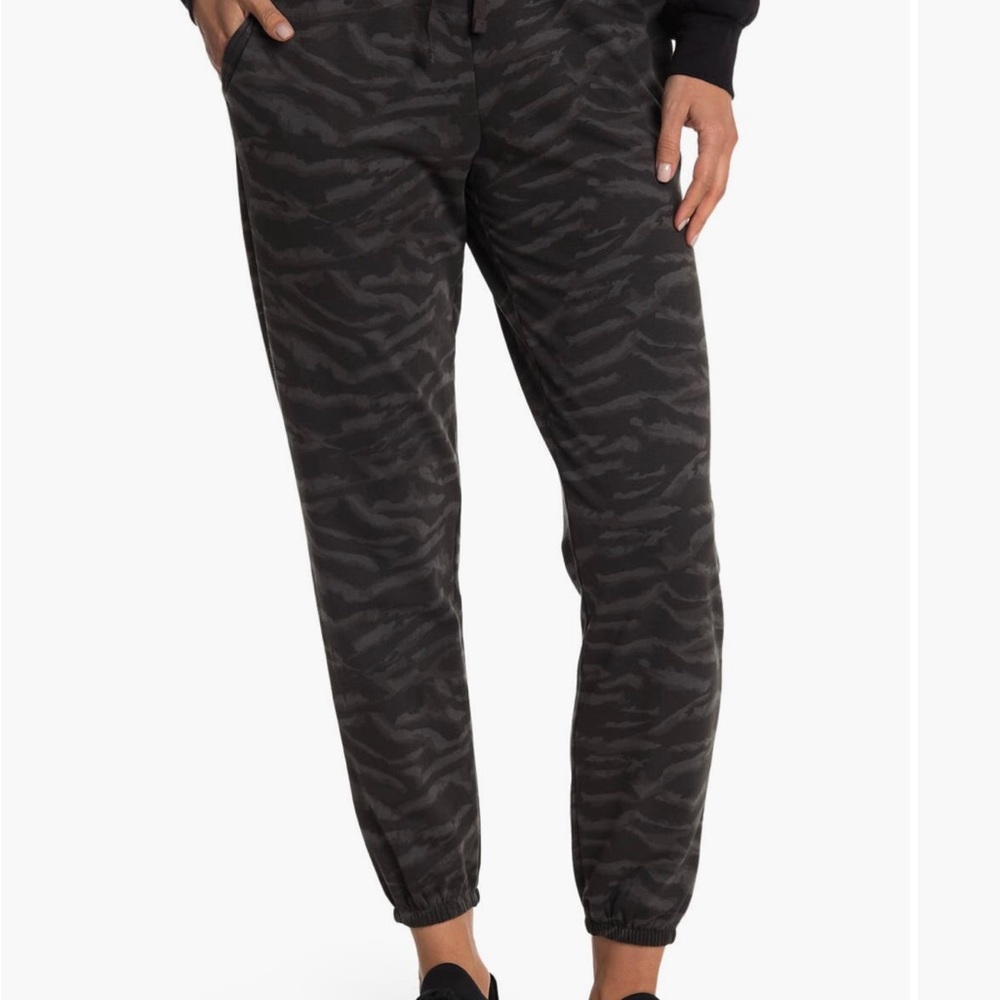 Zella Women’s Charcoal Zebra-Print Jogger Sweatpants